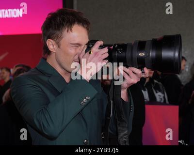 Drew Starkey nutzt eine Kamera eines Fotografen, als er an der Gala des BFI London Film Festival von Queer in der Royal Festival Hall im Southbank Centre in London teilnimmt. Bilddatum: Donnerstag, 17. Oktober 2024. Stockfoto