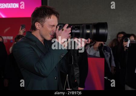 Drew Starkey nutzt eine Kamera eines Fotografen, als er an der Gala des BFI London Film Festival von Queer in der Royal Festival Hall im Southbank Centre in London teilnimmt. Bilddatum: Donnerstag, 17. Oktober 2024. Stockfoto