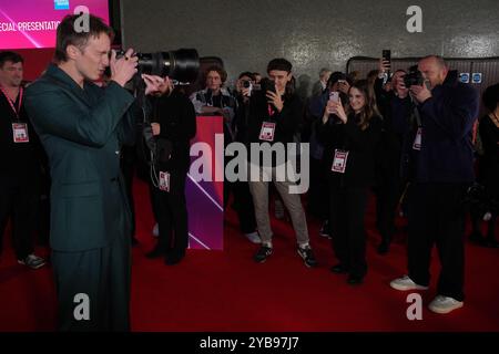 Drew Starkey nutzt eine Kamera eines Fotografen, als er an der Gala des BFI London Film Festival von Queer in der Royal Festival Hall im Southbank Centre in London teilnimmt. Bilddatum: Donnerstag, 17. Oktober 2024. Stockfoto