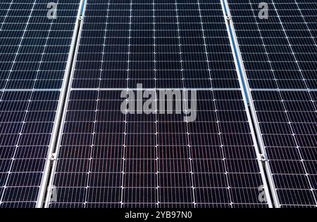 Solar-PV. Flachwinkelansicht des Sonnenkollektors. Hintergrund erneuerbarer nachhaltiger Energien. Stockfoto