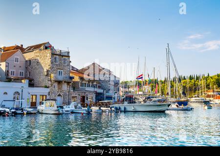 Blick auf die Uferpromenade und die Boote im Yachthafen, Milna, Brac, Kroatien Stockfoto