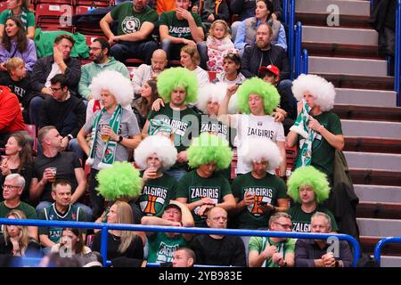 Anhänger von Zalgiris Kaunas während der EA7 Emporio Armani Milano gegen Zalgiris Kaunas, Basketball Euroleague Spiel in Mailand, Italien, 17. Oktober 2024 Stockfoto