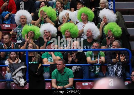 Anhänger von Zalgiris Kaunas während der EA7 Emporio Armani Milano gegen Zalgiris Kaunas, Basketball Euroleague Spiel in Mailand, Italien, 17. Oktober 2024 Stockfoto