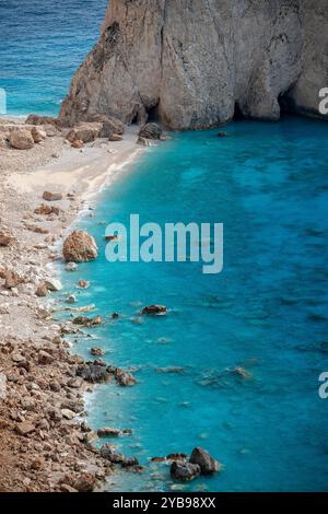 Wunderschönes azurblaues oder türkisfarbenes kristallklares mittelmeer an einem Strand auf Zante oder Zakynthos in Griechenland Stockfoto