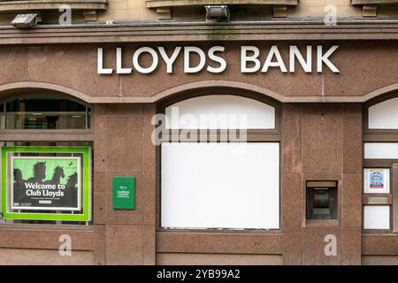 Außenansicht einer Filiale der Lloyds Bank mit Schildern der Bank und einem Willkommensposter für Club Lloyds. Das Gebäude hat eine Steinfassade und einen Geldautomaten VI Stockfoto