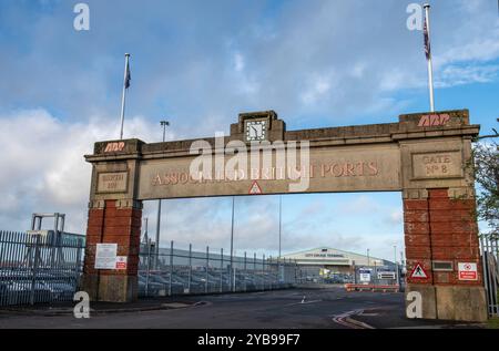 Das im Art déco-Stil geschwungene Tor Dock Nummer 8 Zugang zum City Cruise Terminal, das von verbundenen britischen Häfen in Southampton, Hampshire betrieben wird Stockfoto