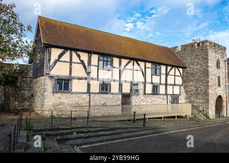 Westgate Hall oder Tudor Merchant's Hall am Westtor, alte Stadtmauern, Southampton, Hampshire, Großbritannien Stockfoto