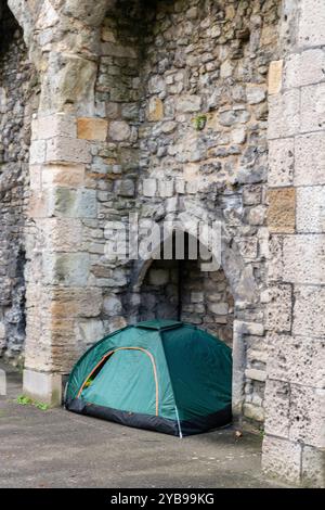 Zelt, das von Obdachlosen unter den alten Stadtmauern in Southampton, Hampshire, Großbritannien benutzt wird Stockfoto