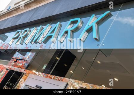 Großes blaues Schild im Primark Store für preiswerte und preiswerte Einzelhandelskette. Stockfoto