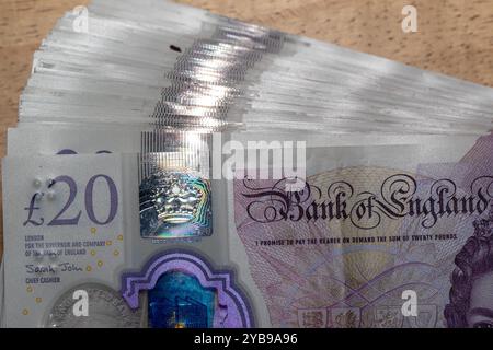 Eine Nahaufnahme eines Stapels von 20-Pfund-Banknoten aus der Bank of England, die die holographischen Sicherheitsmerkmale und die Unterschrift des Chief zeigt Stockfoto