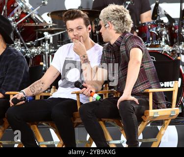 Louis Tomlinson und Niall Horan von One Direction treten in „Good Morning America“ im Central Park in New York auf. Stockfoto
