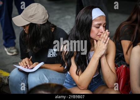 Buenos Aires, Argentinien. Oktober 2024. Fans trauern vor dem Hotel, wo Sänger Liam Payne starb. Im Alter von 31 Jahren fiel die Ex-One Richtung Payne in den Innenhof des Hotels. Quelle: Cristina Sille/dpa/Alamy Live News Stockfoto