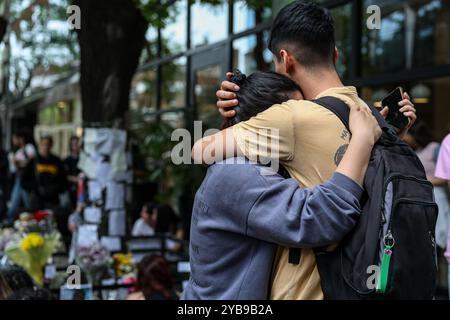 Buenos Aires, Argentinien. Oktober 2024. Fans trauern vor dem Hotel, wo Sänger Liam Payne starb. Im Alter von 31 Jahren fiel die Ex-One Richtung Payne in den Innenhof des Hotels. Quelle: Cristina Sille/dpa/Alamy Live News Stockfoto