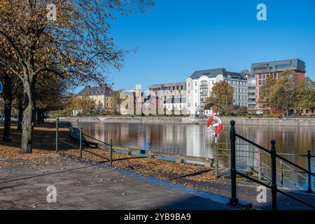 Norrköping Uferpromenade Saltängen und Motala Stream in Norrköping an einem sonnigen Herbsttag. Norrköping ist eine historische Industriestadt in Schweden. Stockfoto