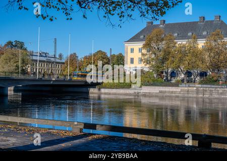 Saltängenbrücke und Motala Stream in Norrköping an einem sonnigen Herbsttag. Norrköping ist eine historische Industriestadt in Schweden. Stockfoto