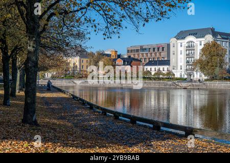 Norrköping Uferpromenade Saltängen und Motala Stream in Norrköping an einem sonnigen Herbsttag. Norrköping ist eine historische Industriestadt in Schweden. Stockfoto