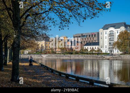 Norrköping Uferpromenade Saltängen und Motala Stream in Norrköping an einem sonnigen Herbsttag. Norrköping ist eine historische Industriestadt in Schweden. Stockfoto