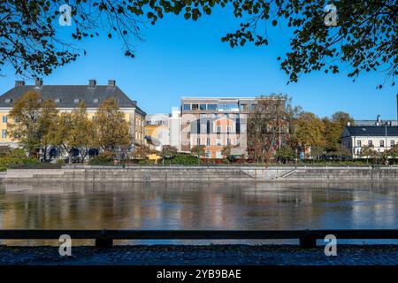 Norrköping Uferpromenade Saltängen und Motala Stream in Norrköping an einem sonnigen Herbsttag. Norrköping ist eine historische Industriestadt in Schweden. Stockfoto