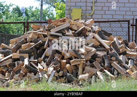 Ein Haufen Feuerholz. Brennholz für den Winter. Stockfoto