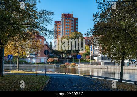 Norrköping Uferpromenade am Refvens Grund und Motala Stream in Norrköping an einem sonnigen Herbsttag. Norrköping ist eine historische Industriestadt in Schweden. Stockfoto