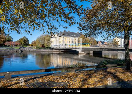 Saltängenbrücke und Motala Stream in Norrköping an einem sonnigen Herbsttag. Norrköping ist eine historische Industriestadt in Schweden. Stockfoto