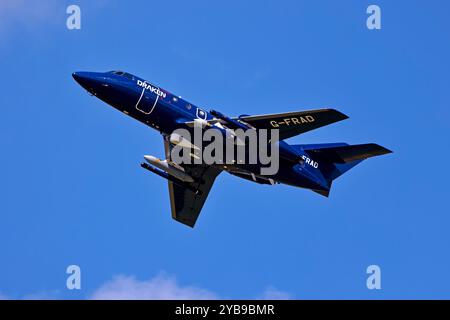 Draken Europe's Dassault Falcon 20E, G-FRAD, startet 2024 die RAF Fairford Royal International Air Tattoo in Gloucestershire, England, Großbritannien Stockfoto