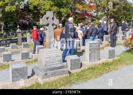 Besucher sammeln sich an den Gräbern von über 100 Opfern der Titanic-Katastrophe auf dem Fairview Lawn Cemetary in Halifax Nova Scotia vorbei. Stockfoto