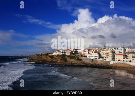 Blick und dramatischer Himmel über die malerische Küstenstadt und den Strand von Praia das Macas, Sintra, Portugal. Stockfoto