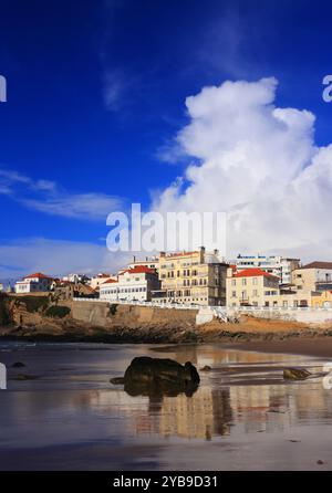 Blick und dramatischer Himmel über die malerische Küstenstadt und den Strand von Praia das Macas, Sintra, Portugal. Stockfoto