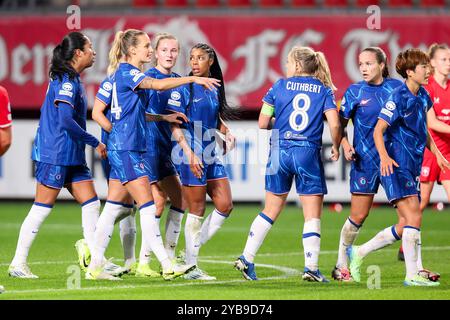 Enschede, Niederlande. Oktober 2024. ENSCHEDE, NIEDERLANDE - 17. OKTOBER: Guro Reiten von Chelsea FC feiert mit seinen Teamkollegen, nachdem er sein Team zum dritten Tor getroffen hat, Nathalie Bjorn von Chelsea FC, Erin Cuthbert von Chelsea FC, Wieke Kaptein von Chelsea FC, Ashley Lawrence von Chelsea FC während der UEFA Women's Champions League - Spiel der Gruppe B zwischen dem FC Twente Women und den Frauen in de Grolsch Veste am 17. Oktober 2024 in den Niederlanden in ENSCHEDE Grolsch Veste. (Foto von Peter Lous/Orange Pictures) Credit: Orange Pics BV/Alamy Live News Stockfoto