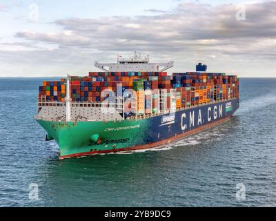 Eine Luftaufnahme des mit LNG betriebenen Ultra Large Containerschiffs CMA CGM Montmatre. Stockfoto