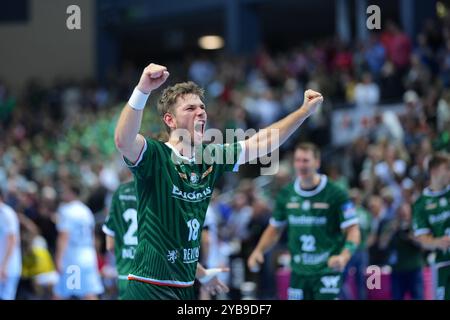 Wetzlar, Deutschland. Oktober 2024. Wetzlar, 17. Oktober 2024: Lukas Becher ( 18 Wetzlar) während des Liqui Moly Handball-Bundesliga-Spiels zwischen HSG Wetzlar und HSV Handball in der Buderus-Arena in Wetzlar. (Julia Kneissl/SPP) Credit: SPP Sport Press Photo. /Alamy Live News Stockfoto