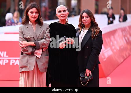 Rom, Italien. Oktober 2024. ELISA Fuksas, Doriana Mandrelli und Lavinia Fuksas besuchen den roten Teppich „Marko Polo“ während des 19. Rom Film Festivals im Auditorium Parco Della Musica in Rom, Italien, am 17. Oktober 2024. (Foto: Domenico Cippitelli/NurPhoto) Credit: NurPhoto SRL/Alamy Live News Stockfoto