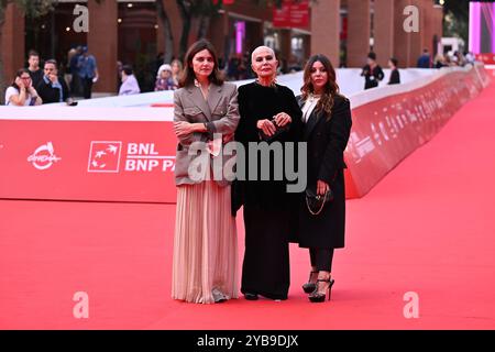 Rom, Italien. Oktober 2024. ELISA Fuksas, Doriana Mandrelli und Lavinia Fuksas besuchen den roten Teppich „Marko Polo“ während des 19. Rom Film Festivals im Auditorium Parco Della Musica in Rom, Italien, am 17. Oktober 2024. (Foto: Domenico Cippitelli/NurPhoto) Credit: NurPhoto SRL/Alamy Live News Stockfoto