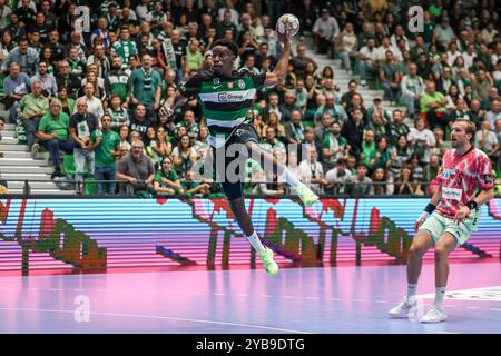 Lissabon, Portugal . Oktober 2024. Lissabon, Portugal, 17. Oktober 2024: Mamadou Gassama (19 Sporting CP) in Aktion während des EHF Champions League Spiels zwischen Sporting CP gegen Fuchse Berlin im Pavilhao Joao Rocha, Lissabon am 17. Oktober 2024 (João Bravo /SPP) Credit: SPP Sport Press Photo. /Alamy Live News Stockfoto