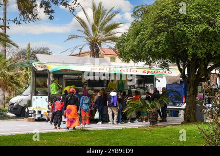 Besucher kaufen in einem Rotisserie chichen Truck auf dem Wochenmarkt der Küstenstadt Marina di Massa, Massa Carrara, Toskana, Italien Stockfoto