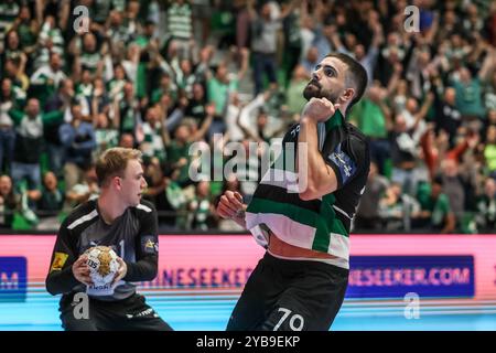 Lissabon, Portugal . Oktober 2024. Lissabon, Portugal, 17. Oktober 2024: Martim Costa (79 Sporting CP) in Aktion während des EHF Champions League Spiels zwischen Sporting CP gegen Fuchse Berlin im Pavilhao Joao Rocha, Lissabon am 17. Oktober 2024 (João Bravo /SPP) Credit: SPP Sport Press Photo. /Alamy Live News Stockfoto