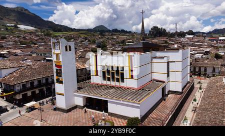 Sonson, Antioquia - Kolumbien. Oktober 2024. Katholische Kirche im Hauptpark der Gemeinde. Stockfoto