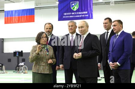 Ulf, Russland. Oktober 2024. Der russische Präsident Wladimir Putin, Zentrum, wird von der Regisseurin Lira Grushina, links, am 17. Oktober 2024 in Ulf, Baschkortostan, durch die Sportschule der Olympischen Reserve für Fechten geführt. Russland. Zu Putin gehören: Der Chef der Republik Baschkortostan, Radiy Khabirow, der Sportminister Michail Degtyarev und der Präsident Alexej Dyumin. Quelle: Gavriil Grigorov/Kreml Pool/Alamy Live News Stockfoto
