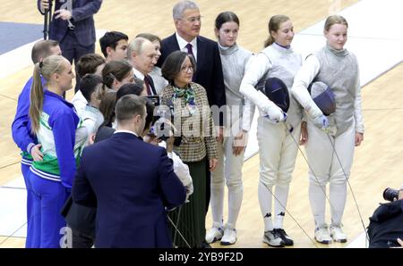 Ulf, Russland. Oktober 2024. Der russische Präsident Wladimir Putin, Zentrum, posiert für ein Gruppenfoto mit Studenten und lokalen Beamten während eines Besuchs der Ufa Olympic Reserve Sports School for Fechten, 17. Oktober 2024 in Ulf, Baschkortostan Republik, Russland. Quelle: Gavriil Grigorov/Kreml Pool/Alamy Live News Stockfoto