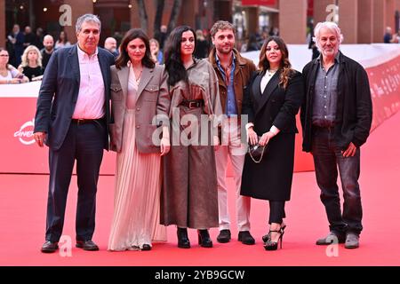 Rom, Italien. Oktober 2024. Benedetto Habib, Elisa Fuksas, Elisa Casseri, Flavio Furno, Lavinia Fuksas, und ein Gast besucht den roten Teppich „Marko Polo“ während des 19. Rom Film Festivals im Auditorium Parco Della Musica in Rom, Italien, am 17. Oktober 2024. (Foto: Domenico Cippitelli/NurPhoto) Credit: NurPhoto SRL/Alamy Live News Stockfoto