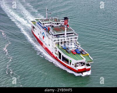 Red Osprey ist eine von drei Raptor-Fähren, die auf der Cross-Solent-Route von Red Funnel zwischen Southampton und East Cowes auf der Isle of Wight eingesetzt werden. Stockfoto