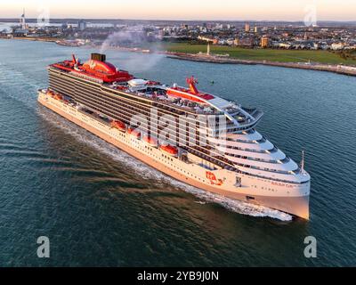 Aus der Vogelperspektive auf Resilient Lady, ein Kreuzfahrtschiff, das von Virgin Voyages betrieben wird und den Hafen von Portsmouth verlässt. Stockfoto