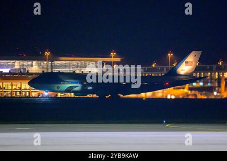 GER, Berlin, Ankunft des amerikanischen Praesidenten, Joseph R. Biden Jr., auf dem Flughafen Berlin-Brandenburg, militaerischer Teil, 17.10.2024, *** GER, Berlin, Ankunft des amerikanischen Präsidenten Joseph R Biden jr. am Flughafen Berlin Brandenburg, militärischer Teil, 17 10 2024, Copyright: HMBxMedia/UwexKoch Stockfoto