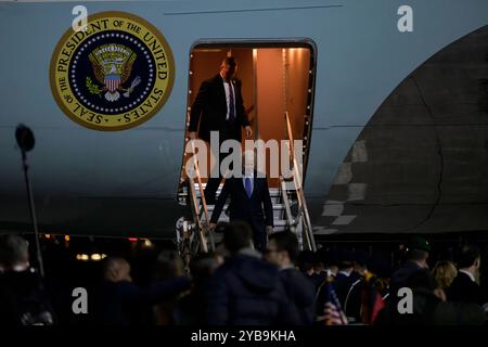 GER, Berlin, Ankunft des amerikanischen Praesidenten, Joseph R. Biden Jr., auf dem Flughafen Berlin-Brandenburg, militaerischer Teil, 17.10.2024, *** GER, Berlin, Ankunft des amerikanischen Präsidenten Joseph R Biden jr. am Flughafen Berlin Brandenburg, militärischer Teil, 17 10 2024, Copyright: HMBxMedia/UwexKoch Stockfoto