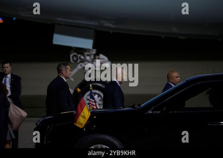 GER, Berlin, Ankunft des amerikanischen Praesidenten, Joseph R. Biden Jr., auf dem Flughafen Berlin-Brandenburg, militaerischer Teil, 17.10.2024, *** GER, Berlin, Ankunft des amerikanischen Präsidenten Joseph R Biden jr. am Flughafen Berlin Brandenburg, militärischer Teil, 17 10 2024, Copyright: HMBxMedia/UwexKoch Stockfoto