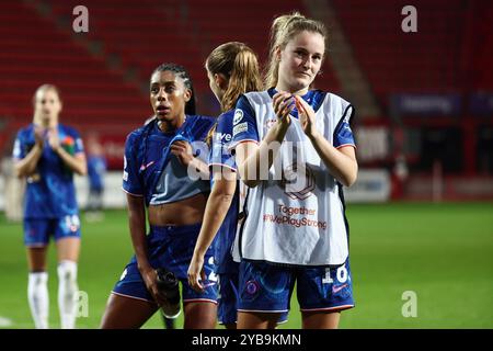 ENSCHEDE - Wieke Kaptein von Chelsea FC nach dem UEFA Champions League Frauenspiel zwischen FC Twente und Chelsea FC im Stadion de Grolsch Veste am 17. Oktober 2024 in Enschede, Niederlande. ANP VINCENT JANNINK Stockfoto