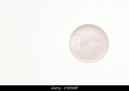 Backnatron in der Schüssel - gesundes Essen. Weißer Hintergrund Stockfoto