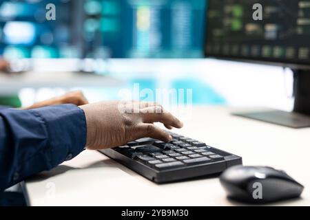 Gruppe von Hackern aus der Regierung, die digitale Bedrohungen in pc-Netzwerken mithilfe eines großen Bildschirms analysieren. Spezialisten, die Informationen sammeln, Cyberkriminalität und Cyberterrorismus bekämpfen. Stockfoto