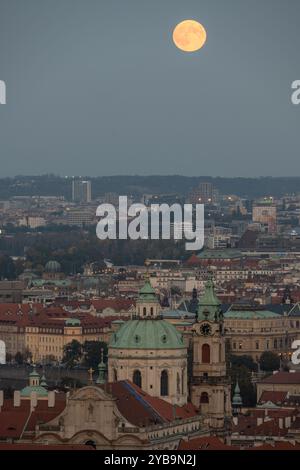 Prag, Tschechische Republik. Oktober 2024. Supermond über dem Panorama des historischen Teils der tschechischen Hauptstadt Prag. Der historische Teil von Prag ist Teil des UNESCO-Weltkulturerbes. Der Vollmond im Oktober, auch bekannt als der Jägermond, ist der größte und hellste Supermond in diesem Jahr. (Foto: Tomas Tkacik/SOPA Images/SIPA USA) Credit: SIPA USA/Alamy Live News Stockfoto